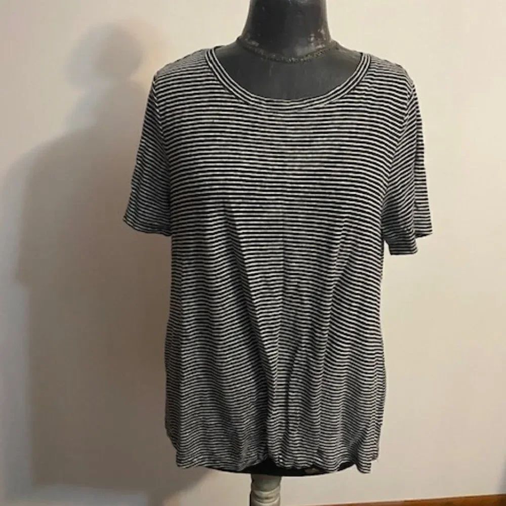 Tahari Black, White 100% Linen top, size Large